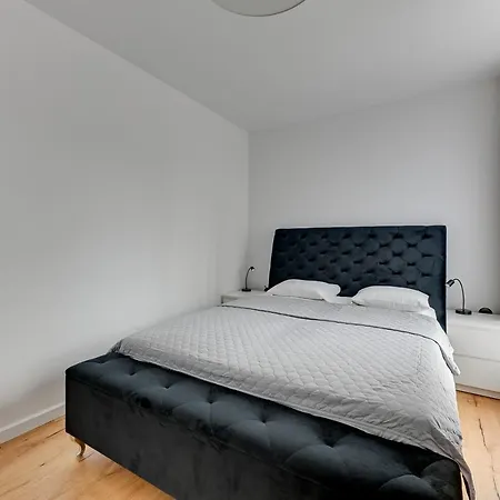 Front Park By Staywin *