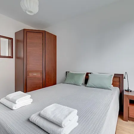 Apartment Front Park By Staywin